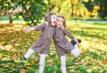 Фото - Нейропсихолог Кузьмина предостерегла родителей от покупки одинаковой одежды близнецам
