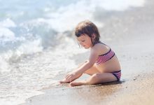 Фото - В Австралии мать запретила носить детям обувь и учиться плавать